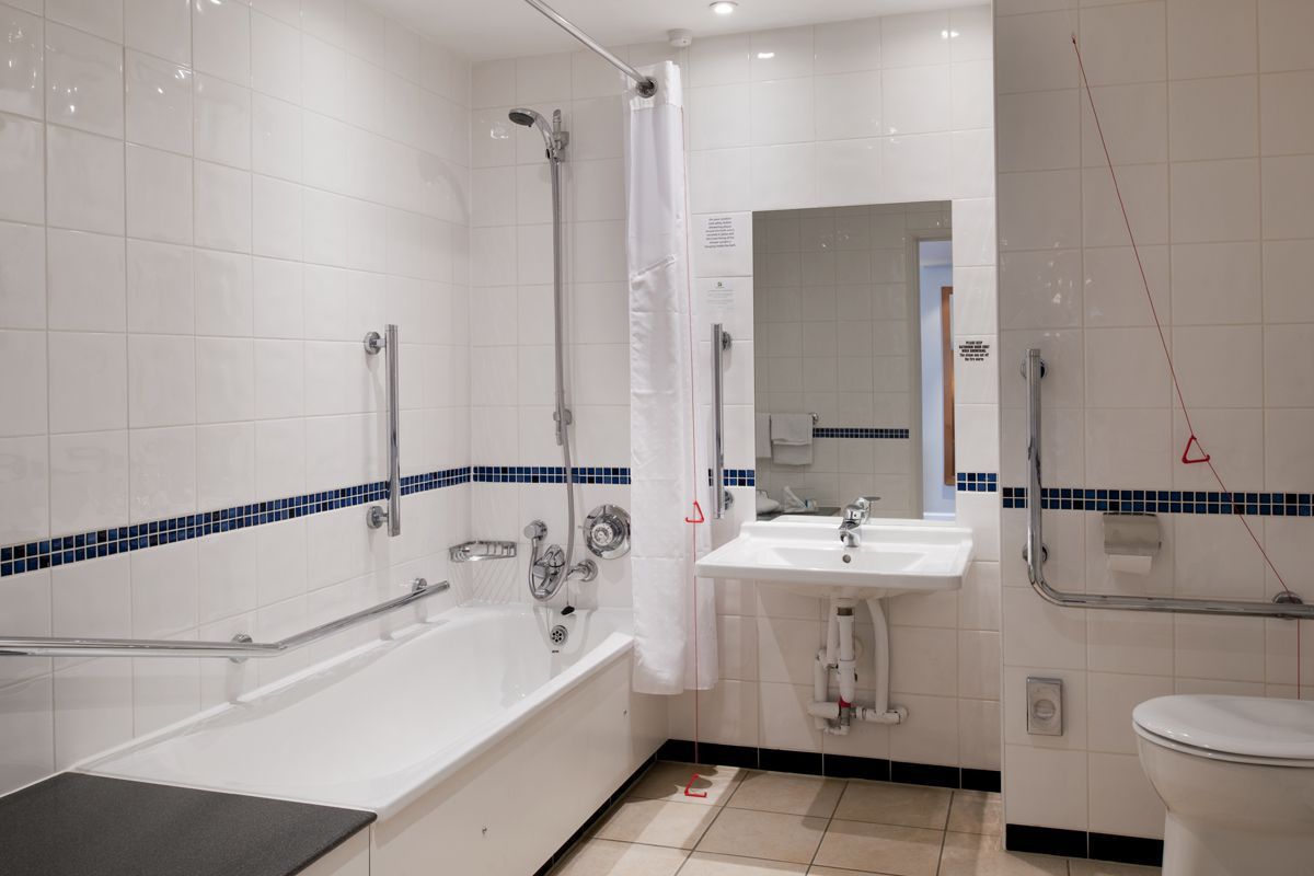 Holiday Inn Leeds Wakefield accessible bathroom.