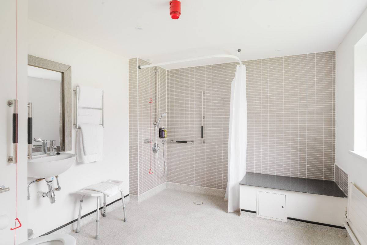 Holiday Inn Leeds Wakefield accessible bathroom.